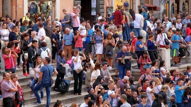 Zone gialle: aperitivi, shopping e assembramenti ovunque
