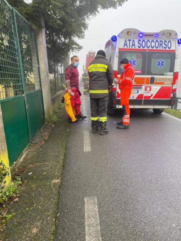 Donna finisce in acque Naviglio, passante la salva