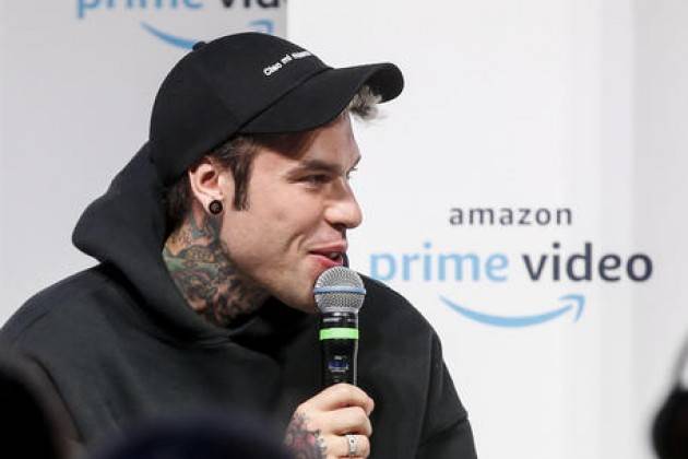 Fedez in versione Babbo Natale regala 1000 euro a 5 persone