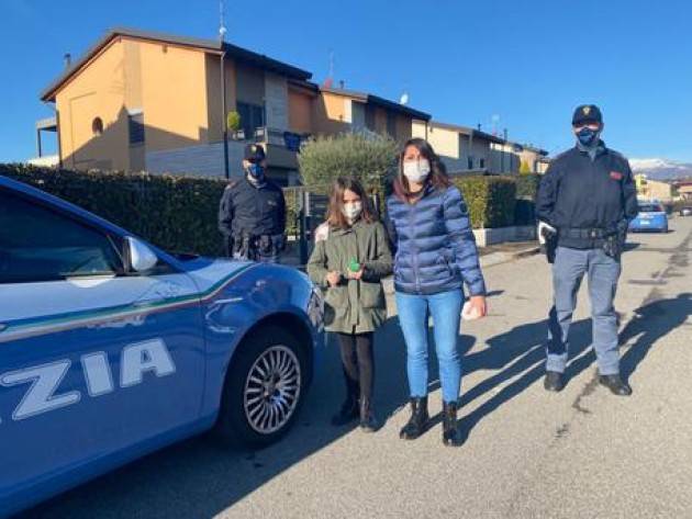 Affida letterina a palloncino, i doni portati dalla Polizia