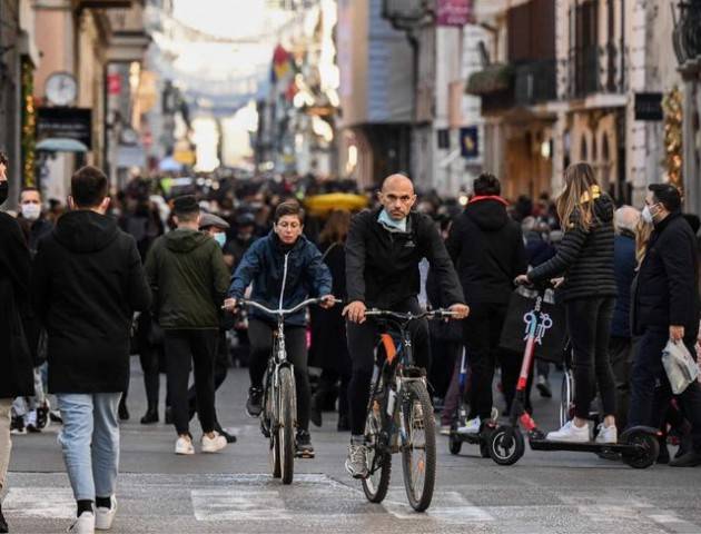 Assembramenti in vista del Natale. Colpa dei cittadini o delle misure troppo permissive?