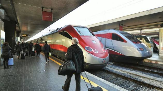 Aumenti biglietti dei treni a Natale, l’Antitrust indaga