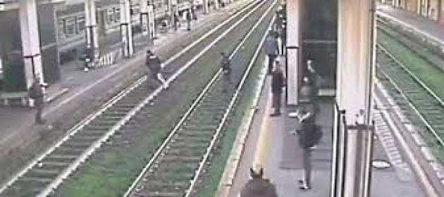 Attraversa sui binari e cade, salvato dalla Polizia ferroviaria