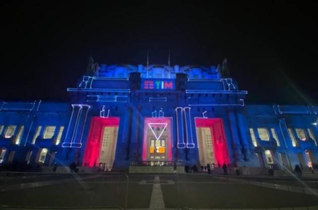 La Stazione Centrale di Milano si veste di luce