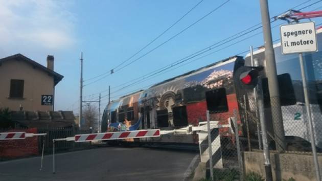 Investita da treno a passaggio livello, donna ferita