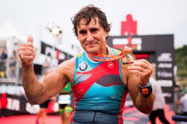 Zanardi, segnali di ripresa: pollice su alla moglie