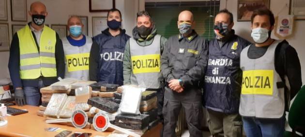 Autotrasportatore fermato al confine con 70 chili di cocaina