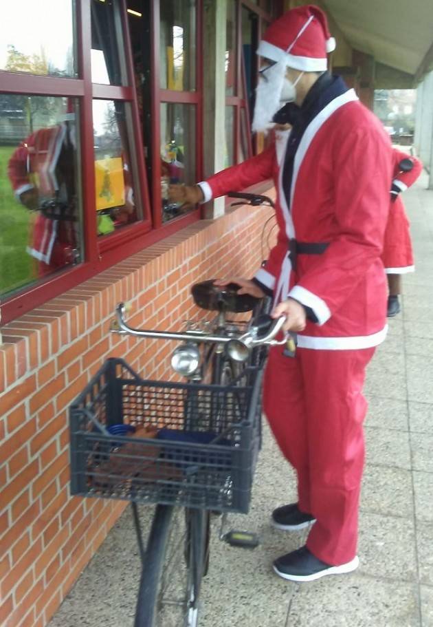 Cremona Babbo Natale arriva in bicicletta per augurare Buone Feste ai bambini
