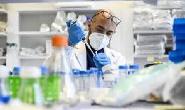 Variante virus, Pfizer e Moderna testano il vaccino