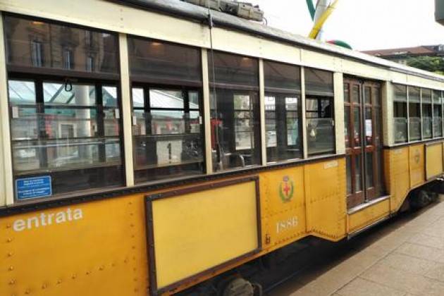 Donna investita da tram a Milano, è grave