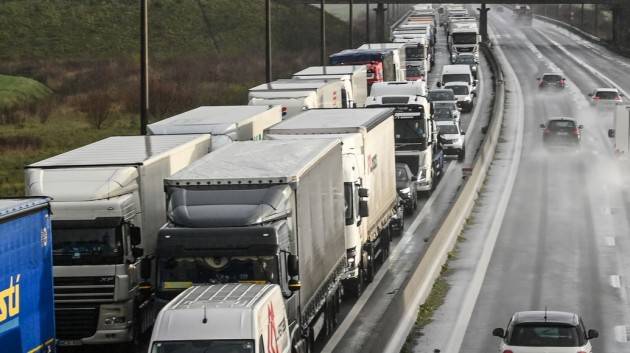 Variante inglese Covid: il grande disagio dei camionisti bloccati per strada tra Francia e Regno Unito