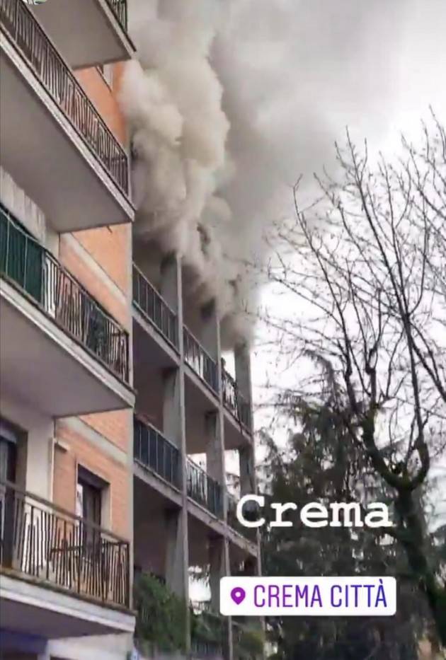 CREMA  INCENDIO IN APPARTAMENTO IN PIAZZALE RIMEMBRANZE Tre VVF intossicati (Video)