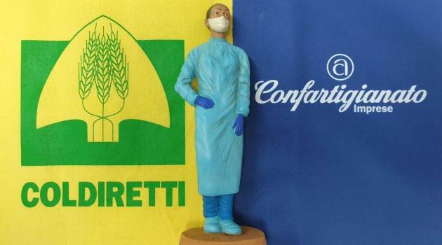 Coldiretti COVID: INFERMIERA NUOVO PERSONAGGIO DEL PRESEPE 2020