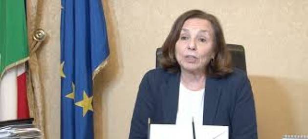 indice Rt sopra 1 in due regioni. Lamorgese: “Il mio pensiero va alle vittime della pandemia”