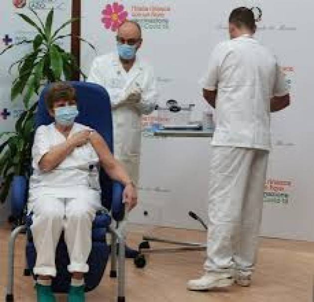 Conte: ''Oggi l’Italia si risveglia''. Vaccinati i primi italiani