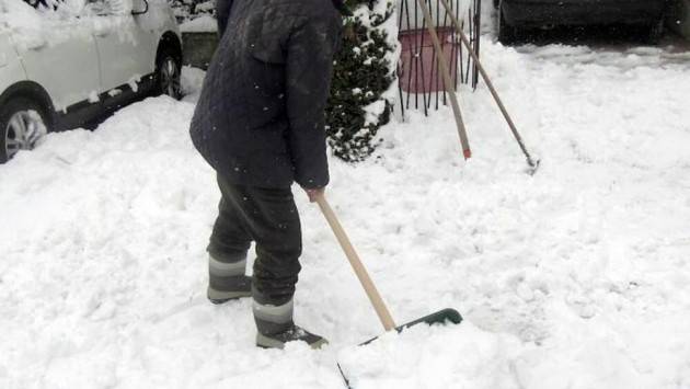 Ha infarto mentre spala la neve a Milano