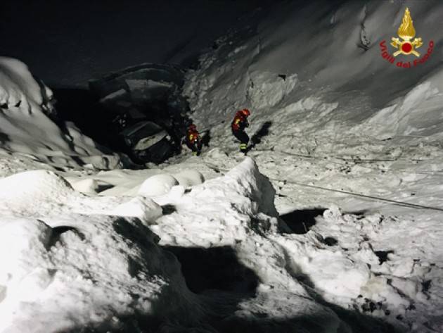 Furgone finisce nel lago a Livigno, sei salvati dai pompieri