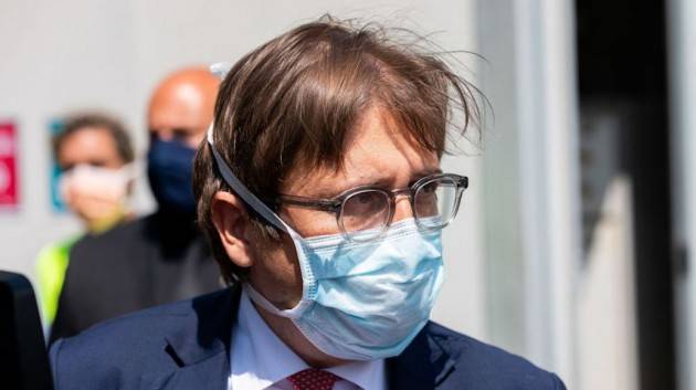 Sileri: ''Vaccino obbligatorio se non copriamo due terzi degli italiani''. Miozzo: ''Obbligo in RSA e ospedali''
