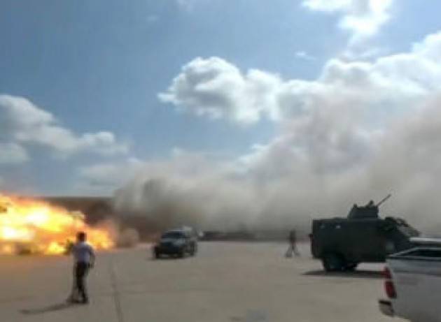 Chi ha attaccato il nuovo governo dello Yemen? Razzi colpiscono l’aeroporto e il palazzo del governo di Aden