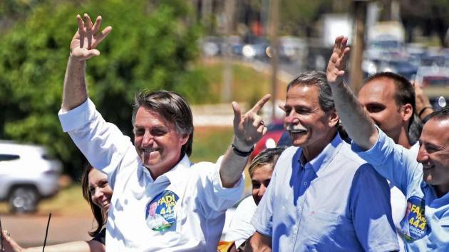 Bolsonaro sfida le autorità locali e va in spiaggia