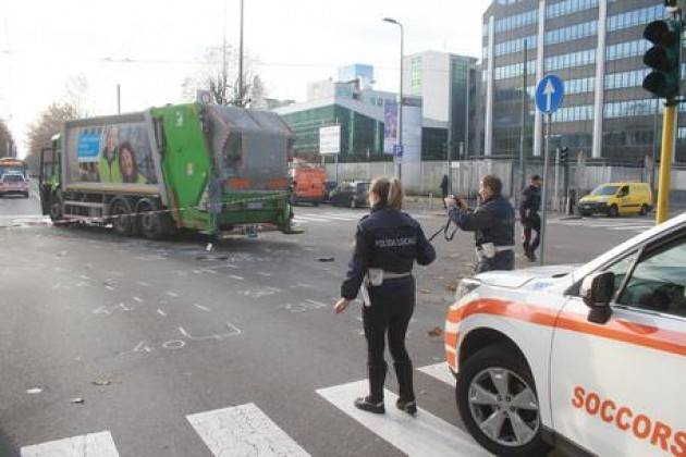 Tamponamento tra mezzi Amsa, due feriti