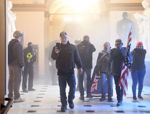 I fan di Trump assaltano il Campidoglio: oggi l’ufficialità della vittoria di Biden