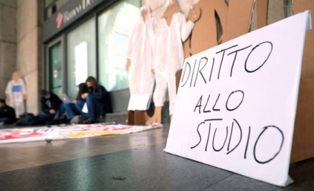 Protesta studenti e insegnanti in piazza Affari