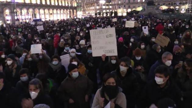 Scuola, centinaia in Duomo a Milano: ''Basta scuse''