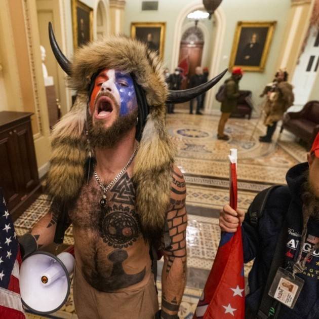 Arrestati Jake Angeli e altri due ''Trump boys''