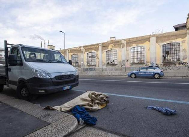 Si dà fuoco vicino alla stazione Centrale di Milano