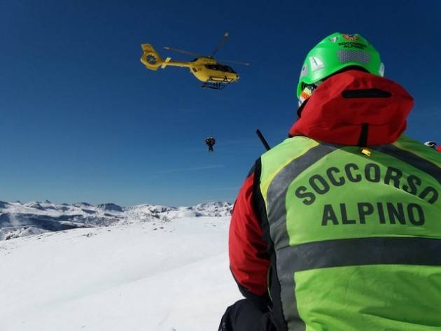 ALZANO LOMBARDO - RECUPERATO LO SCIALPINISTA TRAVOLTO DA VALANGA IN VALL'IMAGNA