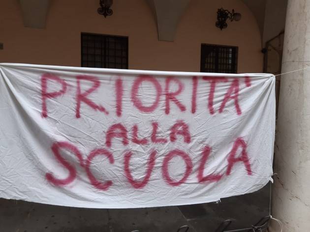  Priorità alla scuola Crema ha manifestato per apertura di tutte le scuole 