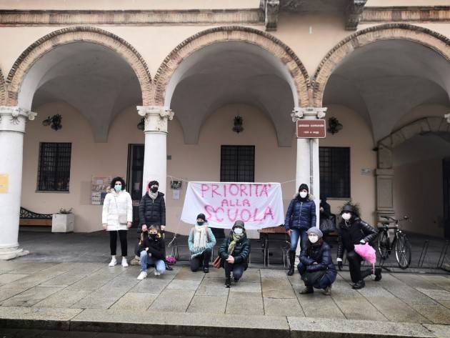  Priorità alla scuola Crema ha manifestato per apertura di tutte le scuole 