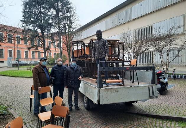 L'Associazione POBIC ha ritirato il primo lotto di banchi dismessi dalle scuole cremonesi.