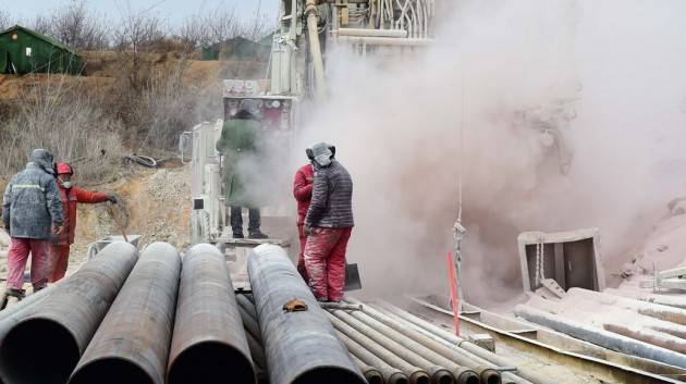 Cina, salvati 11 minatori intrappolati da due settimane in una miniera d’oro