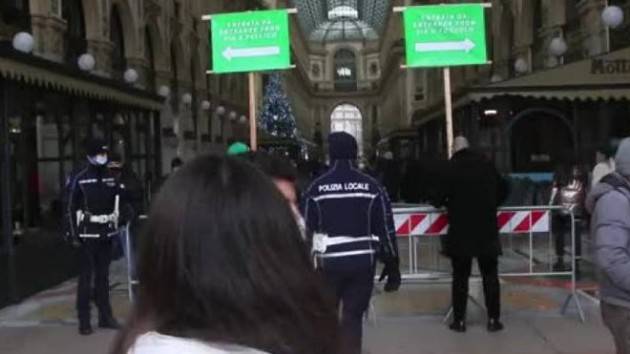 Troppa gente, stop ingresso galleria V.Emanuele Milano