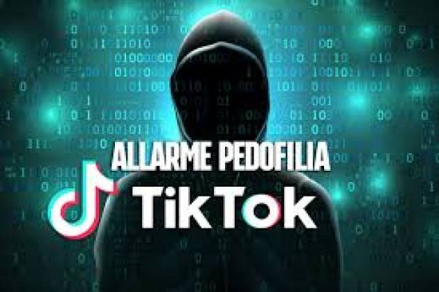 Adescava bambini su TikTok, 'divieto di socal'