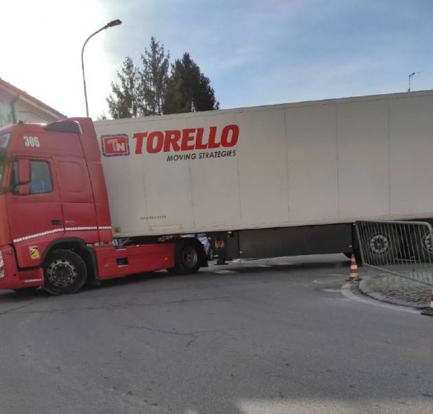 TIR BLOCCATO IN ROTONDA