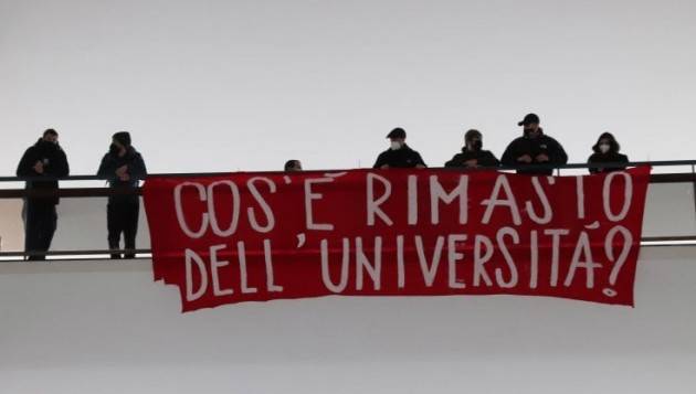 Blitz con striscioni alla Statale di Milano