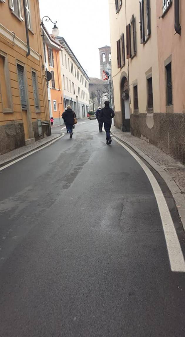 CON LA RUOTA DELL'AUTO AGGANCIA UN PASSEGGINO E LO RIBALTA: ILLESO UN BIMBO DI DUE ANNI