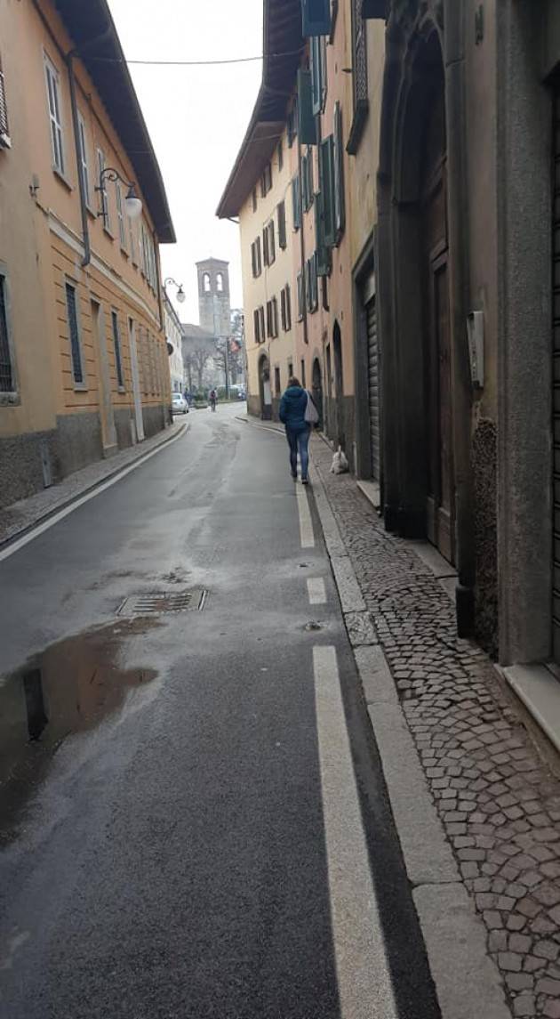 CON LA RUOTA DELL'AUTO AGGANCIA UN PASSEGGINO E LO RIBALTA: ILLESO UN BIMBO DI DUE ANNI