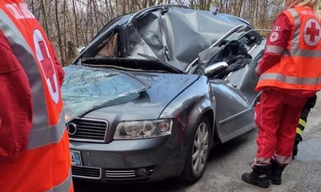 ROCCIA SI STACCA DA MONTAGNA E COLPISCE AUTO: MUORE 68ENNE