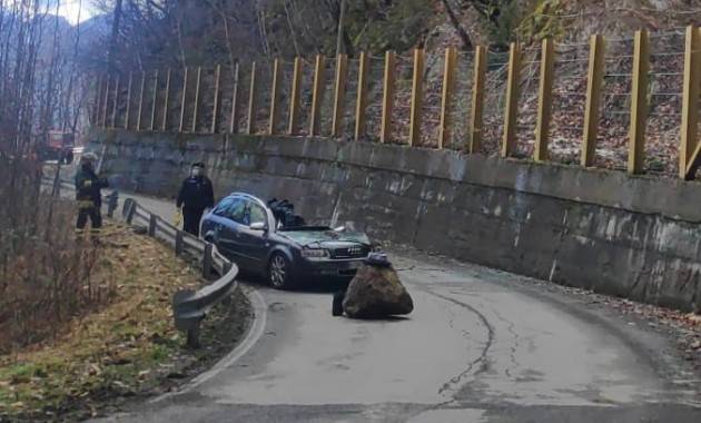 ROCCIA SI STACCA DA MONTAGNA E COLPISCE AUTO: MUORE 68ENNE