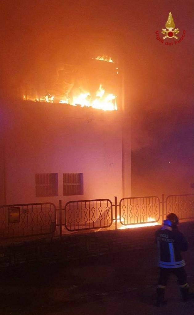 FALEGNAMERIA IN FIAMME: IN AZIONE 6 SQUADRE DEI VIGILI DEL FUOCO