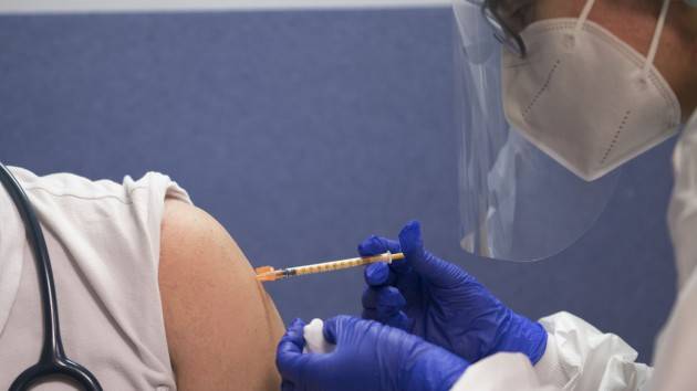 AstraZeneca, l’Oms raccomanda vaccino anche per gli over 65. L’Aifa: ''Seconda dose dopo 12 settimane''