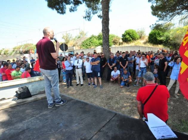 Civitavecchia fanno sciopero al 100% davanti ciminiere  Centrale Torrevaldaliga | Mario Agostinelli