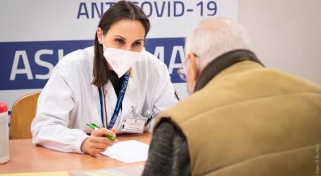 Medici ed infermieri della Polizia vaccinano gli over80