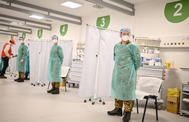 Vaccini: a Ospedale Fiera Milano prime dosi ai farmacisti