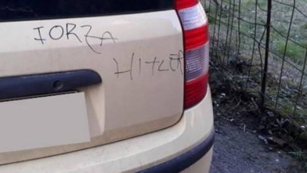 'Forza Hitler' su auto insegnante ebrea