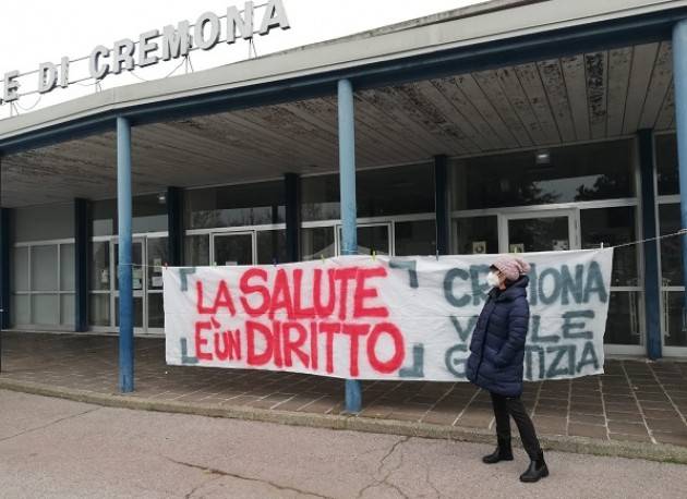 Protesta davanti Hosp di Cremona Il vero paziente zero è la sanità lombarda! 